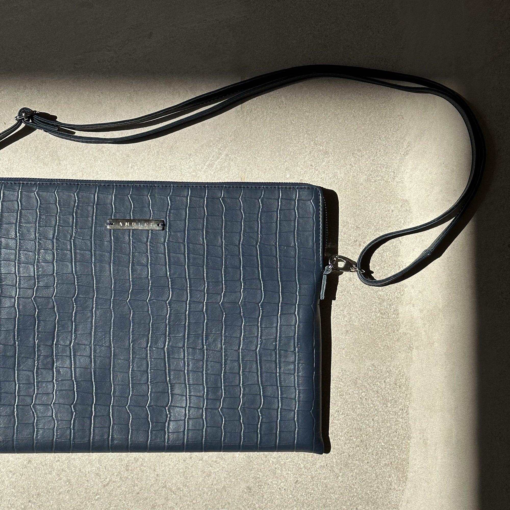 Bolsa para laptop de piel grabada azul