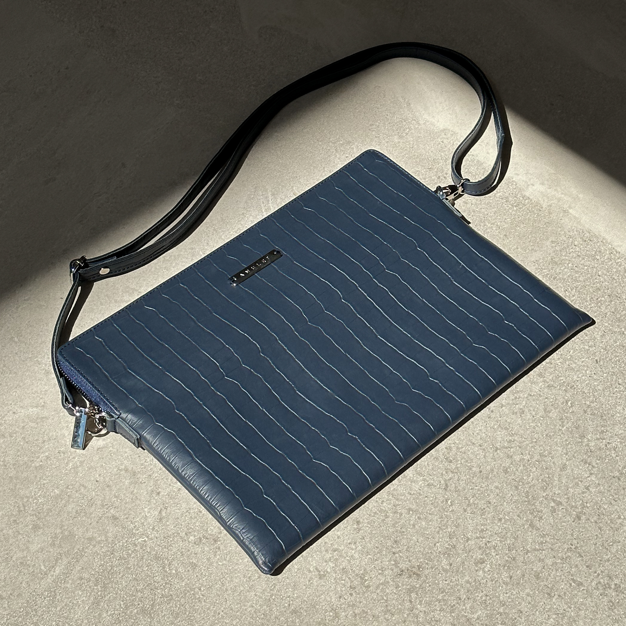 Bolsa para laptop de piel grabada azul