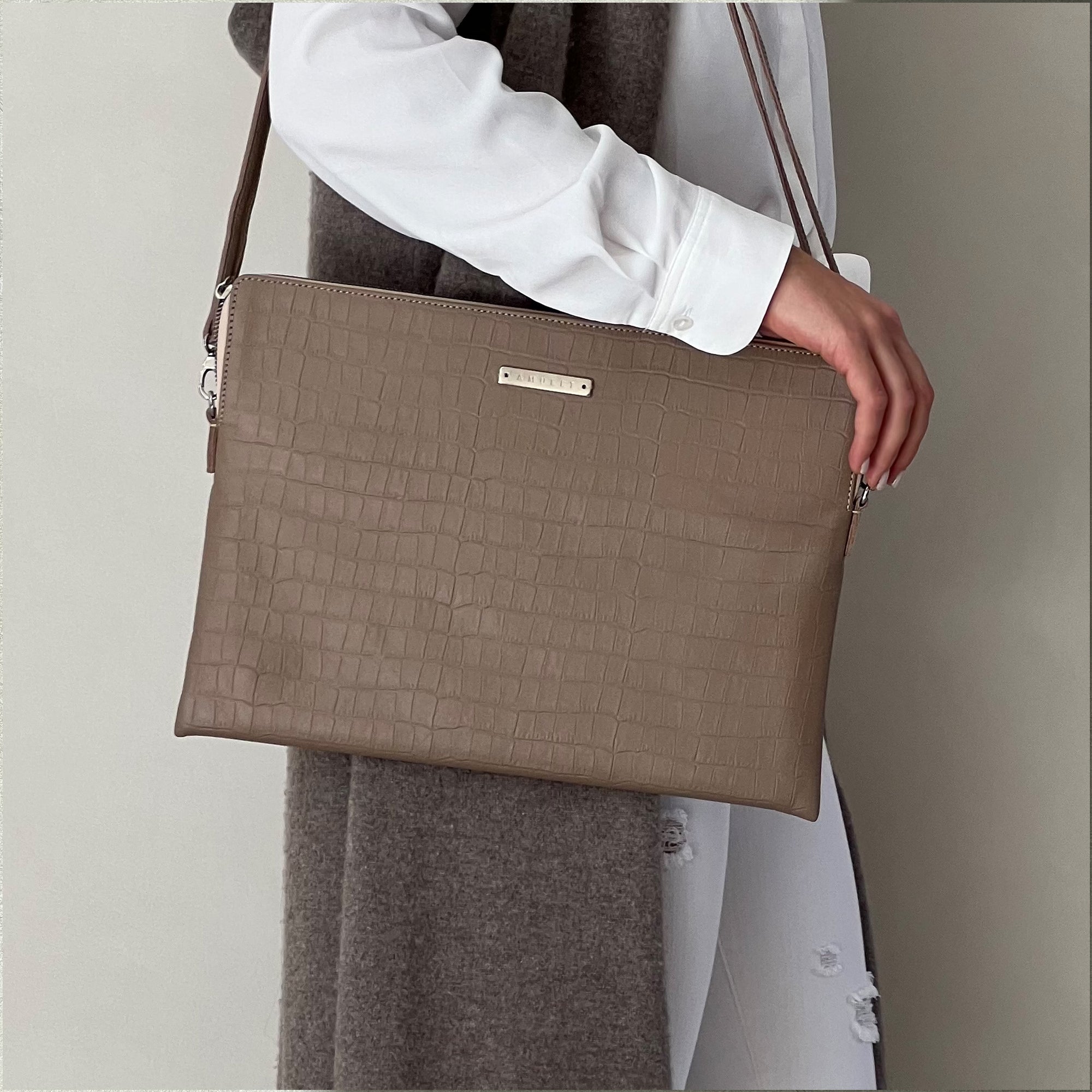 Bolsa para laptop de piel grabada beige