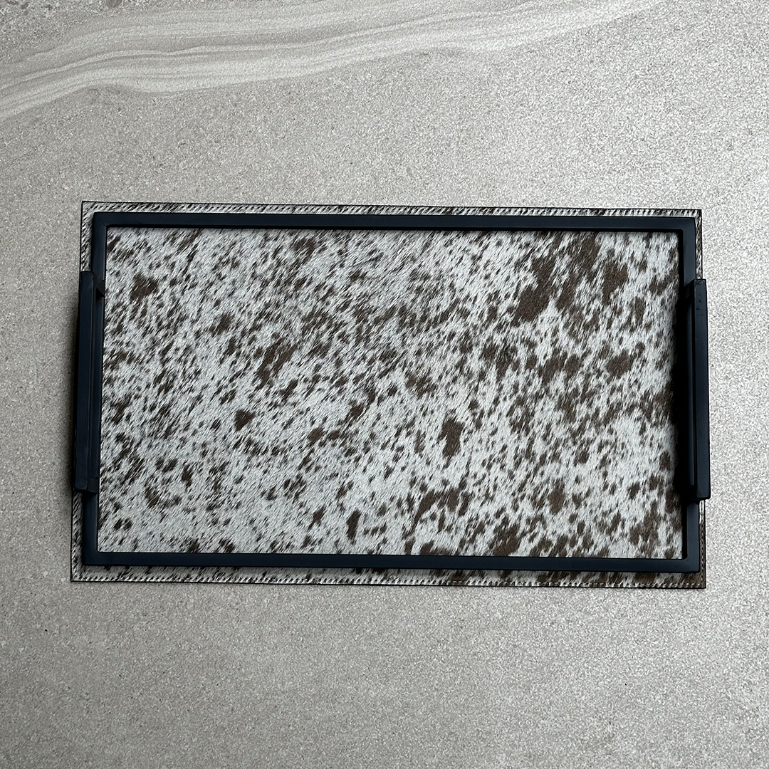 Charola chica de herrería con piel de vaca beige y blancas