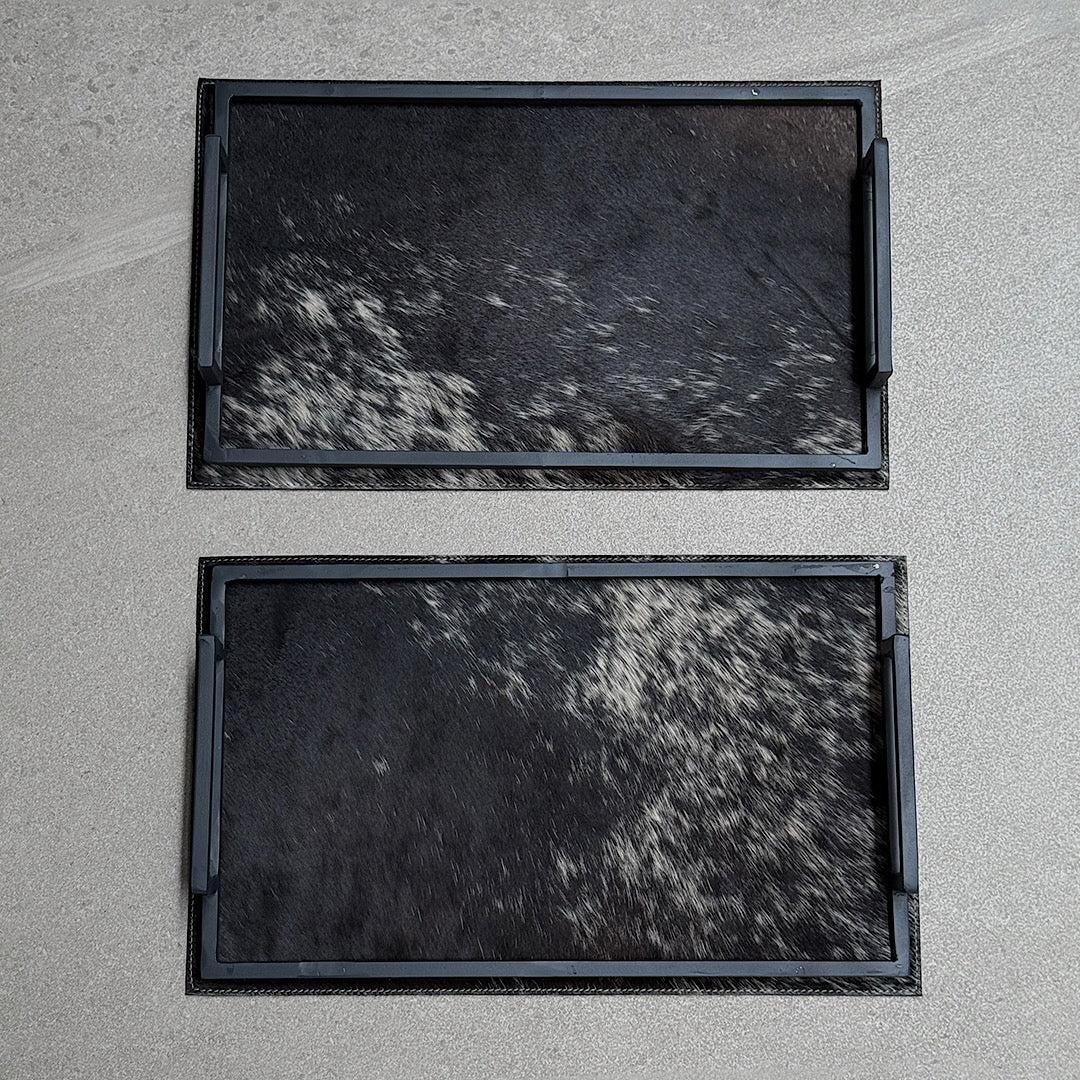 Set de dos charolas de herrería chicas de piel negra con manchas blancas