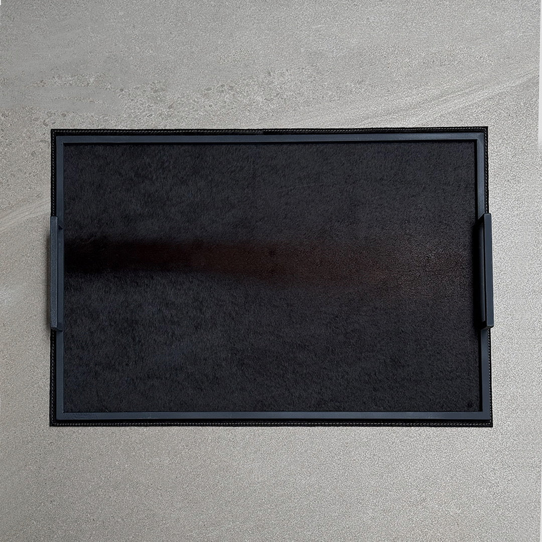Charola grande de herrería con piel de vaca café oscuro