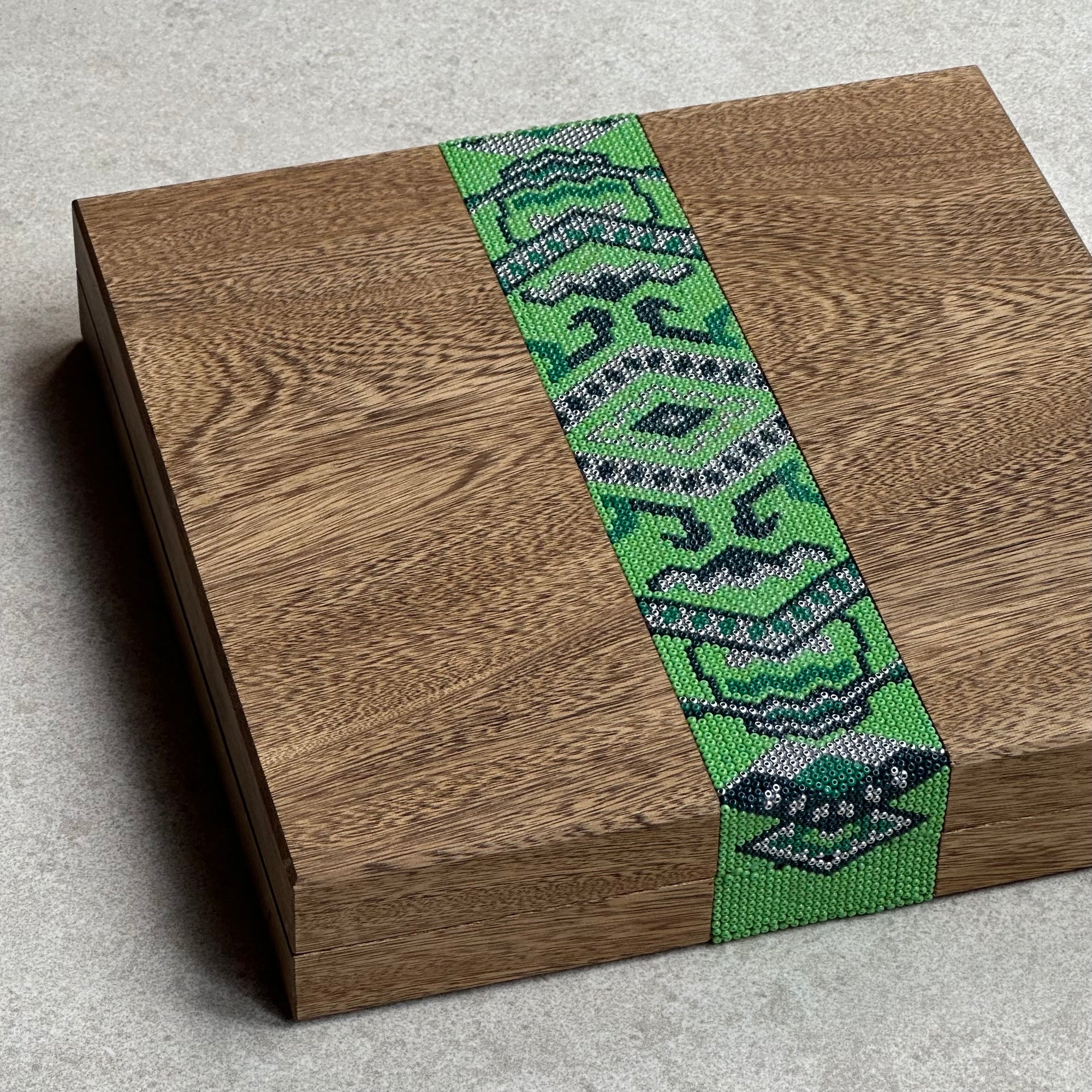 Caja para cápsulas de Nespresso chicas de arte Huichol verde