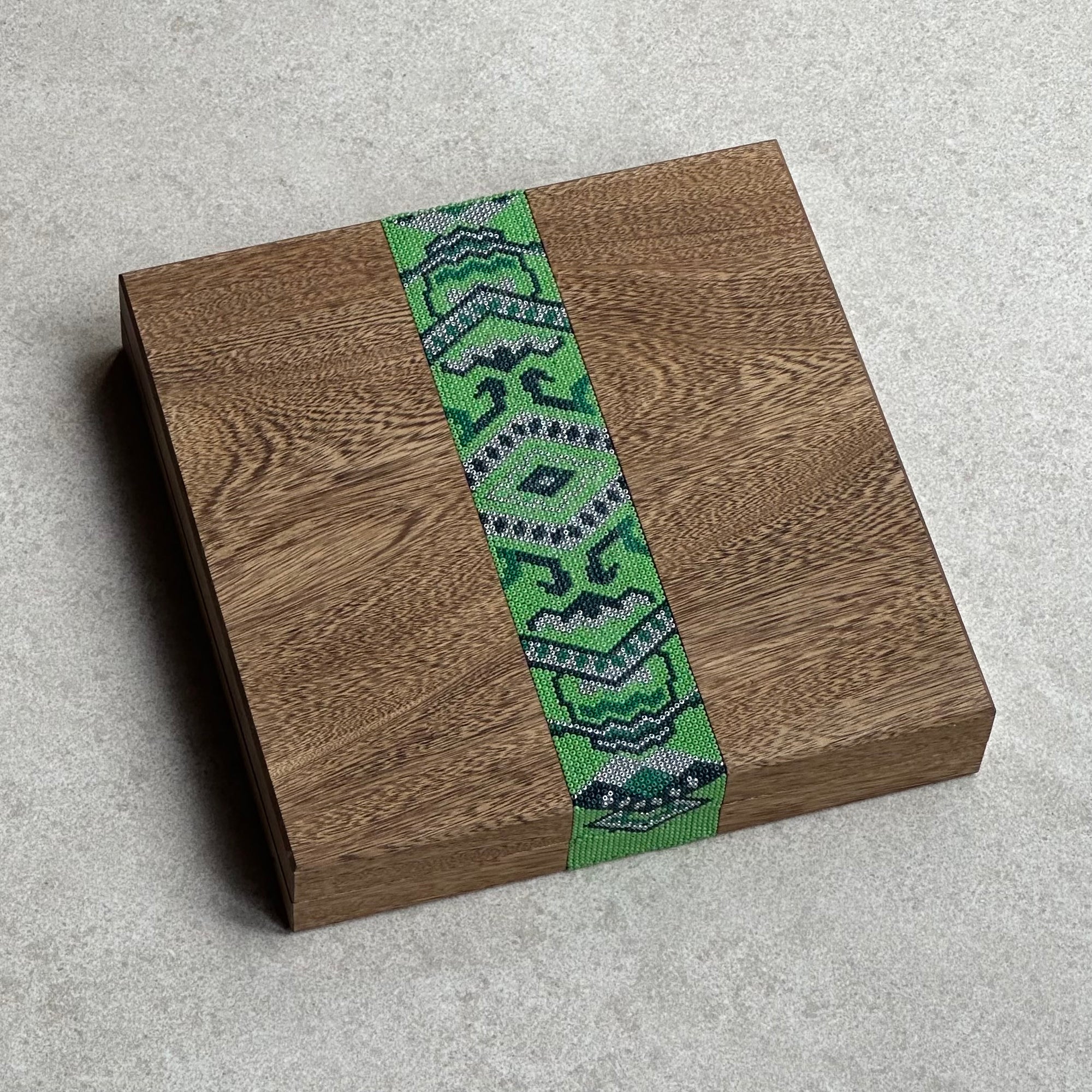 Caja para cápsulas de Nespresso chicas de arte Huichol verde