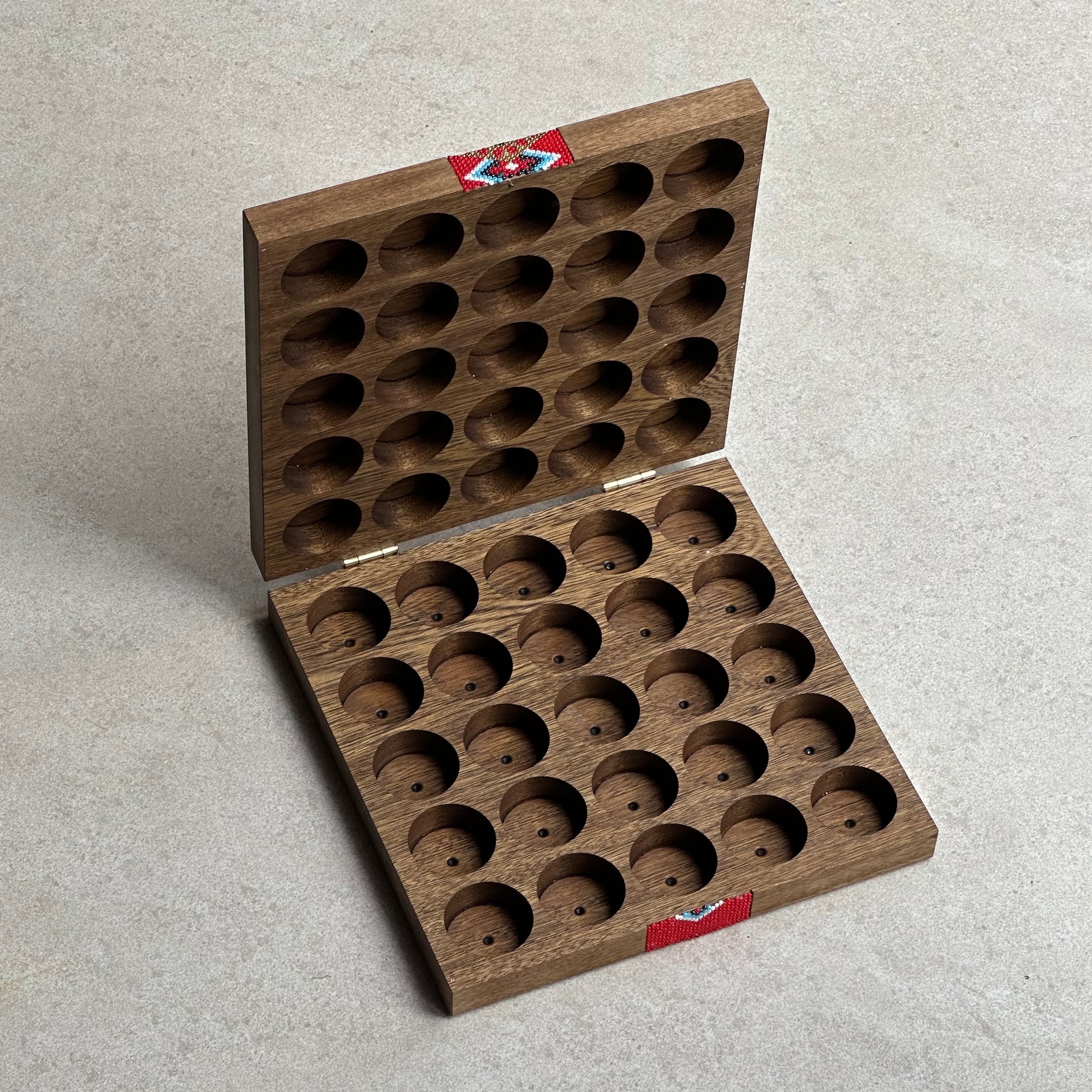 Caja para cápsulas de Nespresso chicas de arte Huichol roja