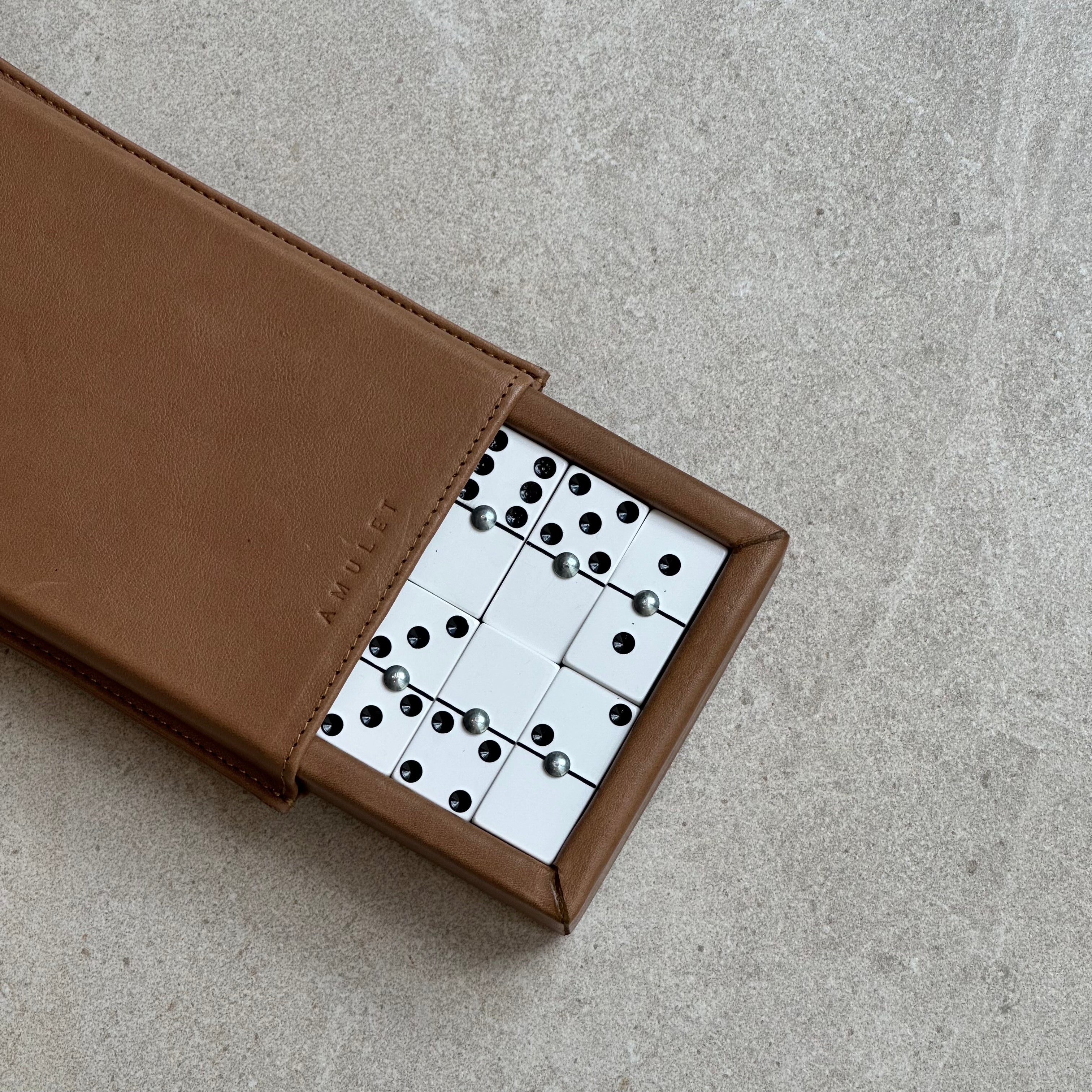 Dominó con funda de piel camel