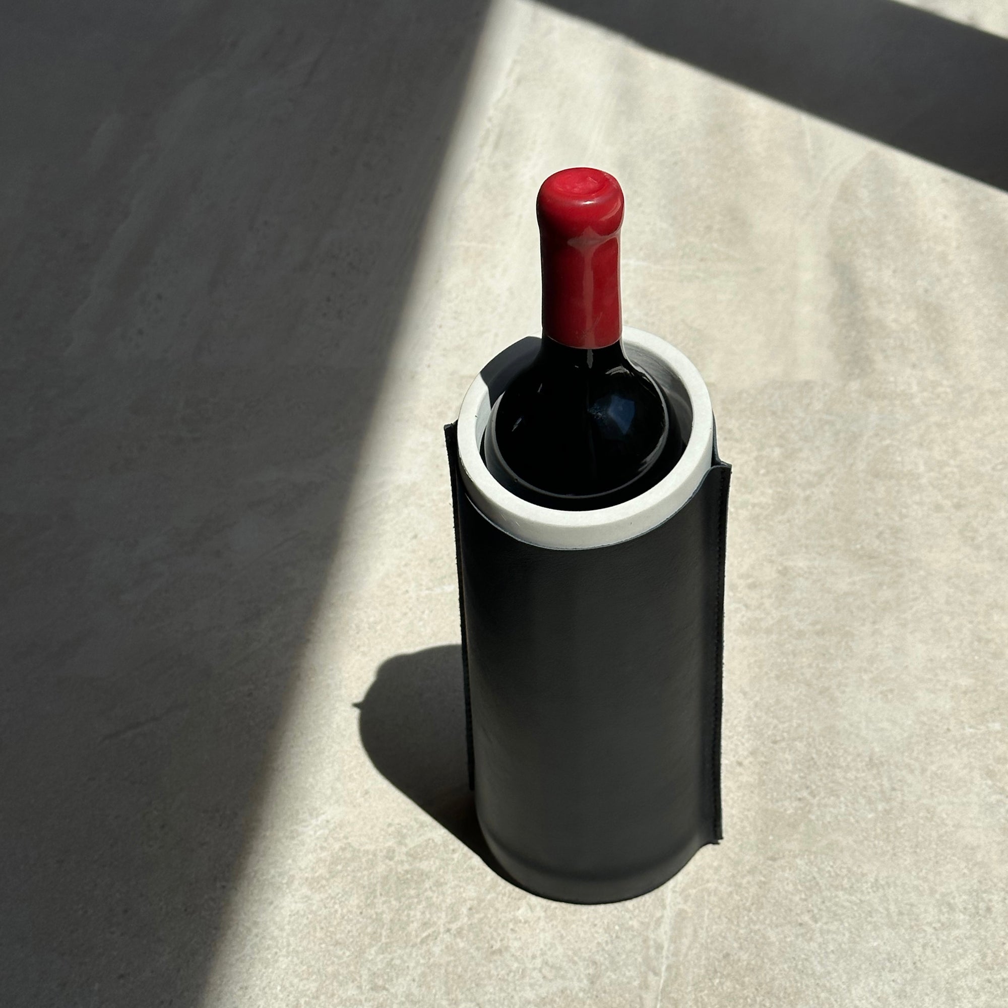 Wine cooler de concreto redondo con piel negra