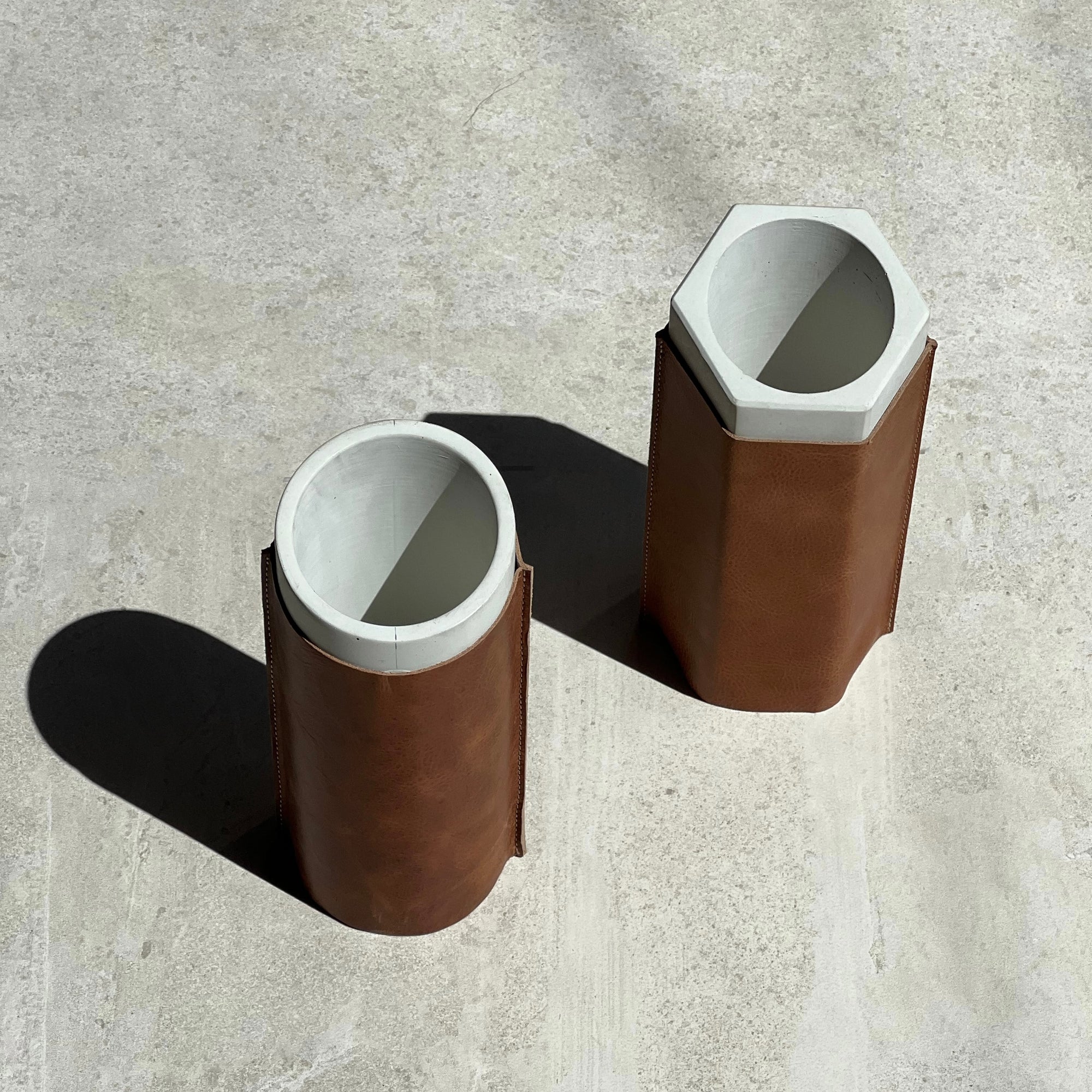 Wine cooler de concreto redondo con piel café claro
