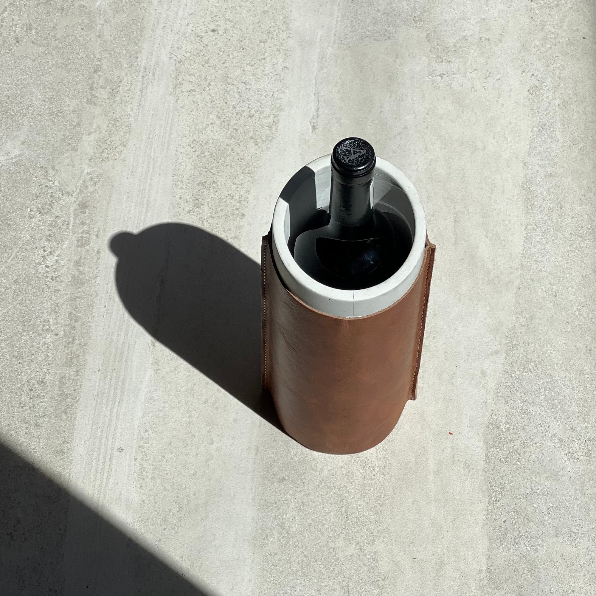 Wine cooler de concreto redondo con piel café claro