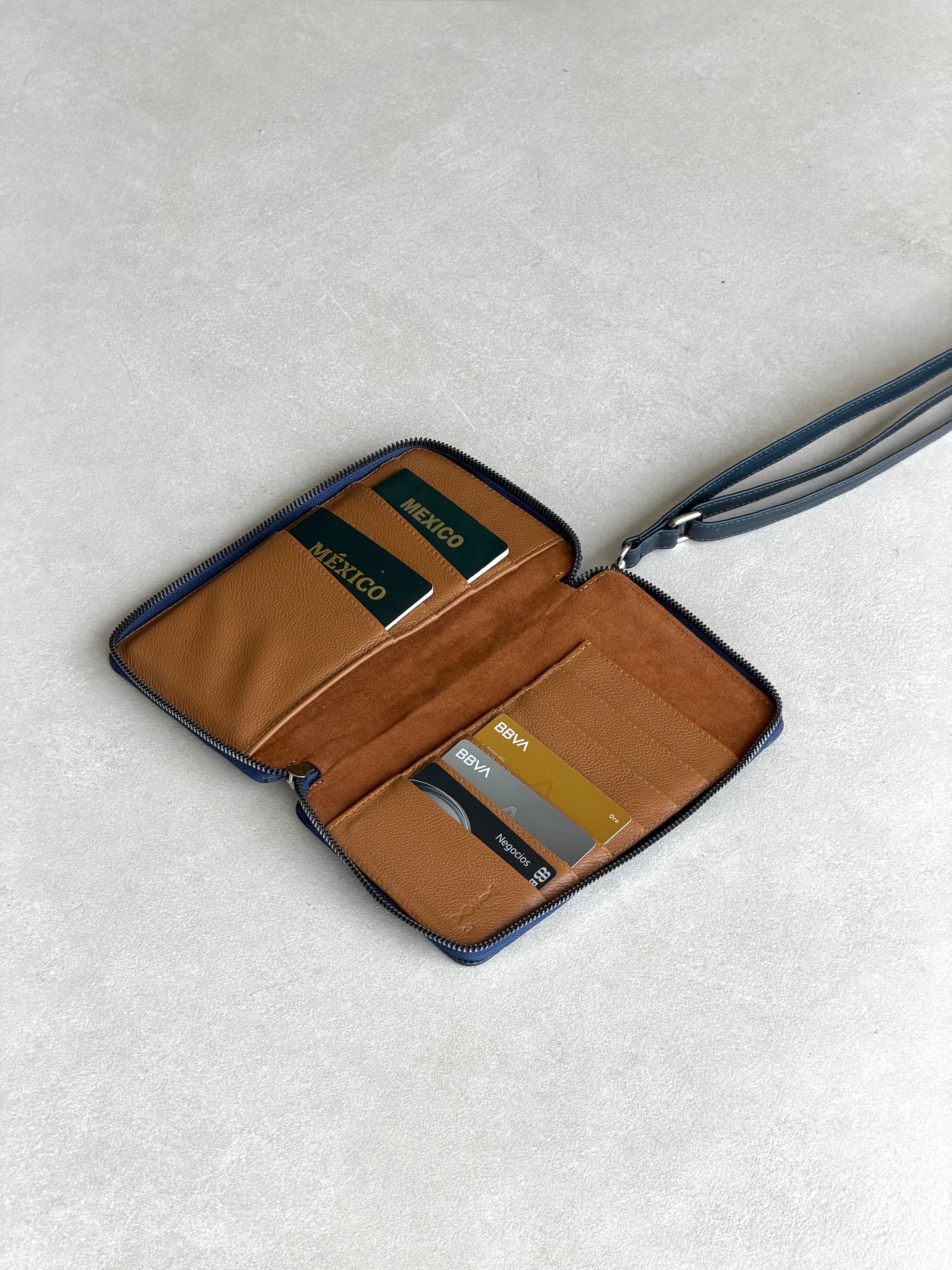 Portapasaporte familiar - Azul marino con camel