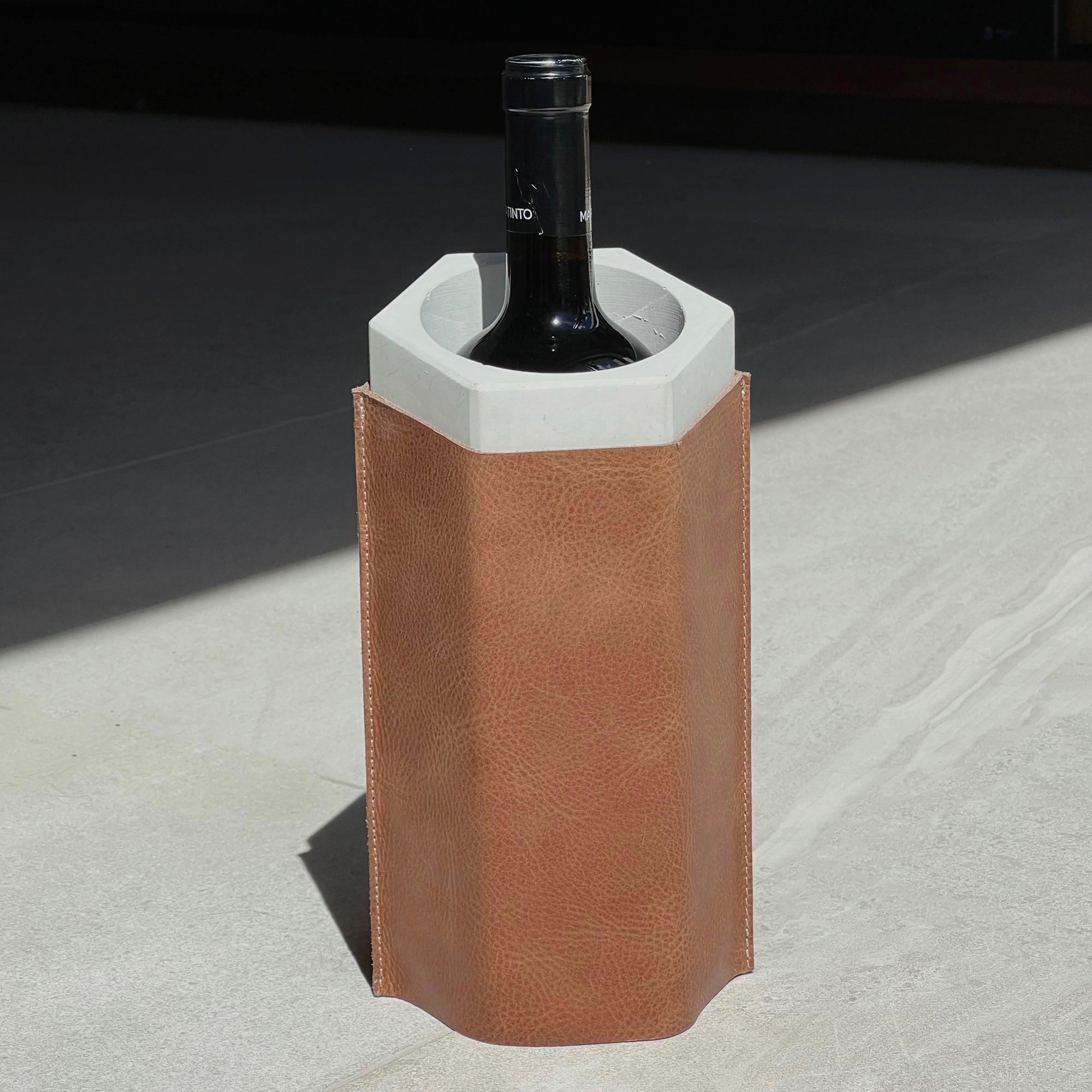 Wine cooler de concreto hexagonal con piel café claro