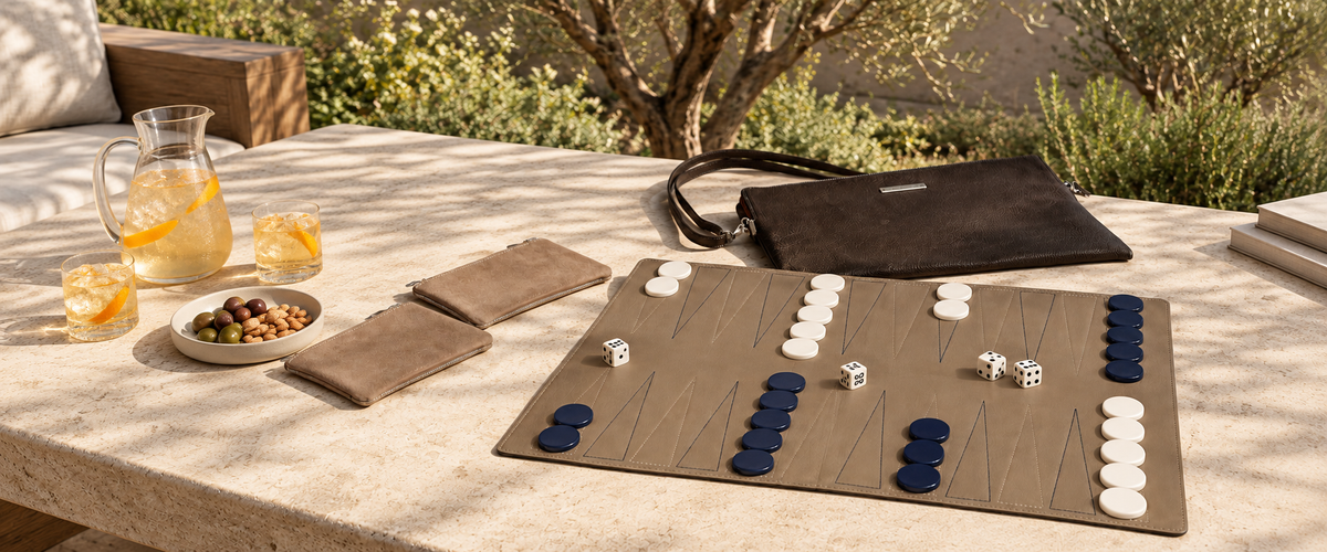 Backgammon Amulet en terraza con bolsa, bolsitas de fichas y bebidas