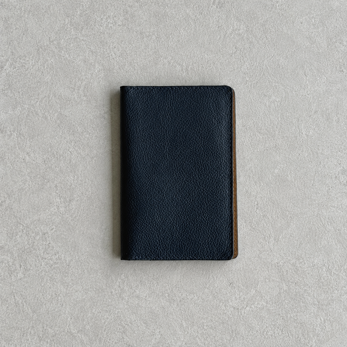 Portapasaporte individual - Azul marino con camel – vista exterior con margen