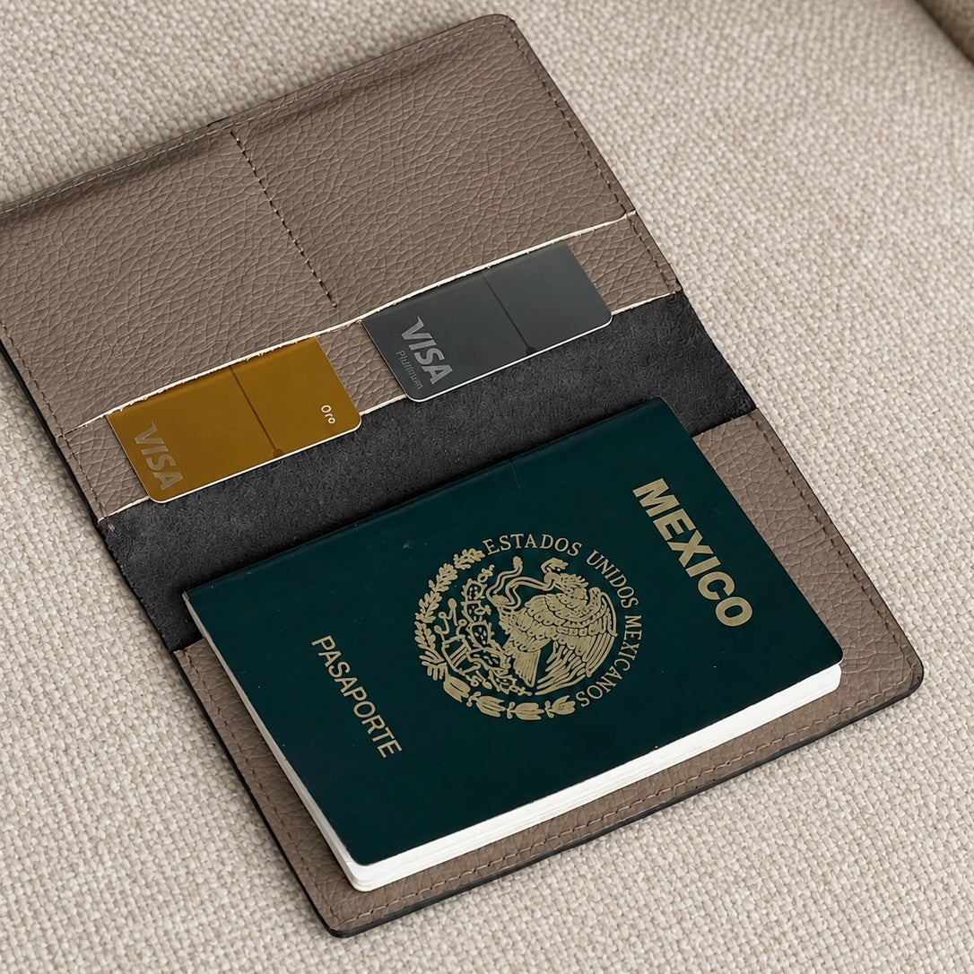 Portapasaporte individual - Ferrero con beige – portada lifestyle