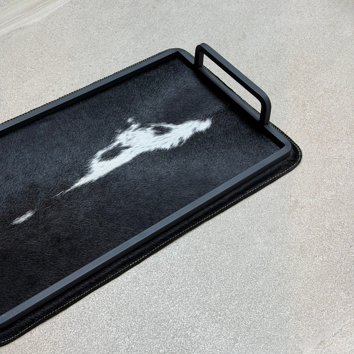 Charola cowhide chica 460 de Amulet, vista cerca