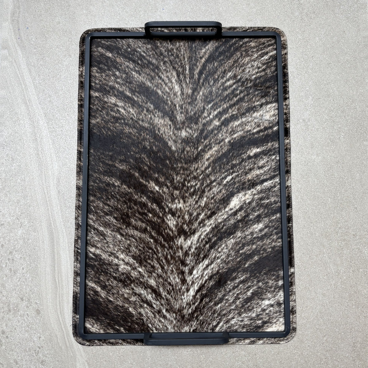 Charola cowhide grande - 332, vista superior. Piel natural con pelo y herrería negra.