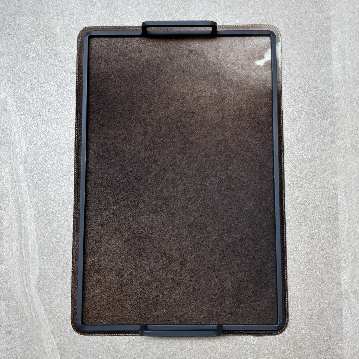 Charola cowhide grande - 333, vista superior. Piel natural con pelo y herrería negra.