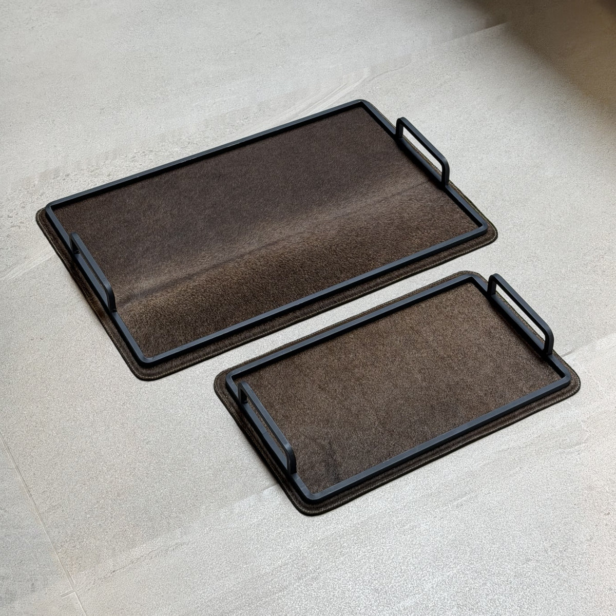 Set de charolas cowhide - 311, vista lejos. Piel natural café y herrería negra.