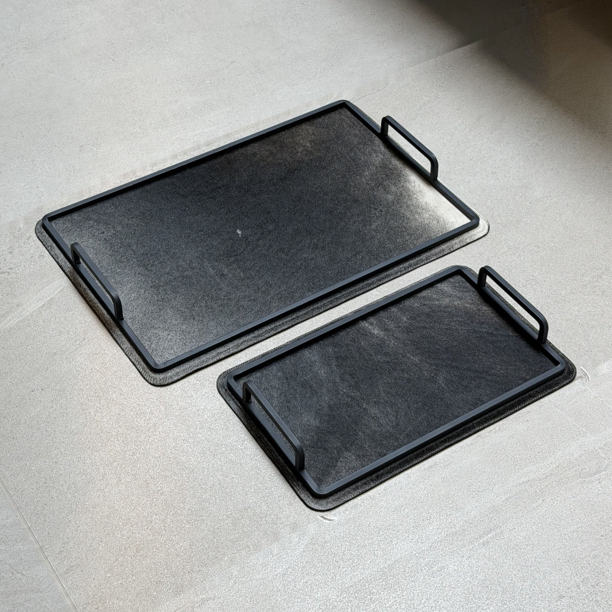 Set de charolas cowhide - 304, vista lejos 2. Piel natural negro y gris y herrería negra.