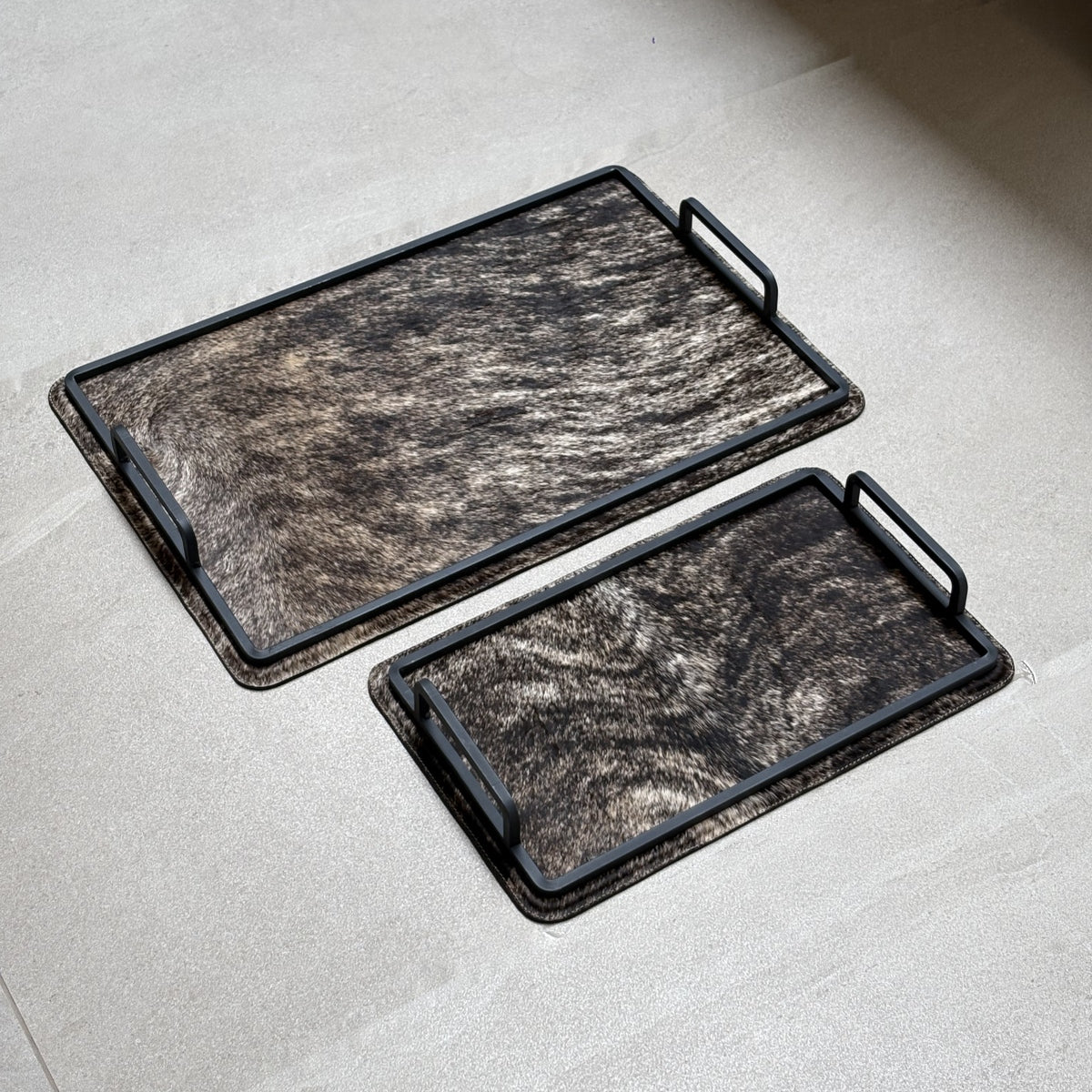 Set de charolas cowhide - 308, vista lejos. Piel natural café atigrado y herrería negra.