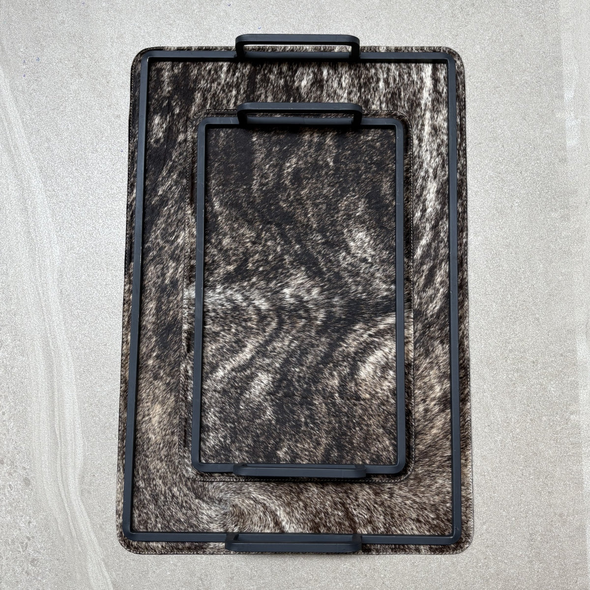 Set de charolas cowhide - 308, vista superior. Piel natural café atigrado y herrería negra.