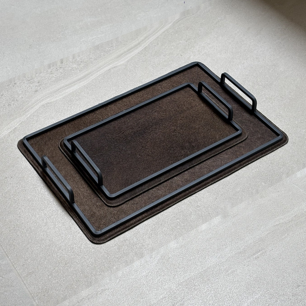 Set de charolas cowhide - 309, vista lejos 2. Piel natural café y herrería negra.